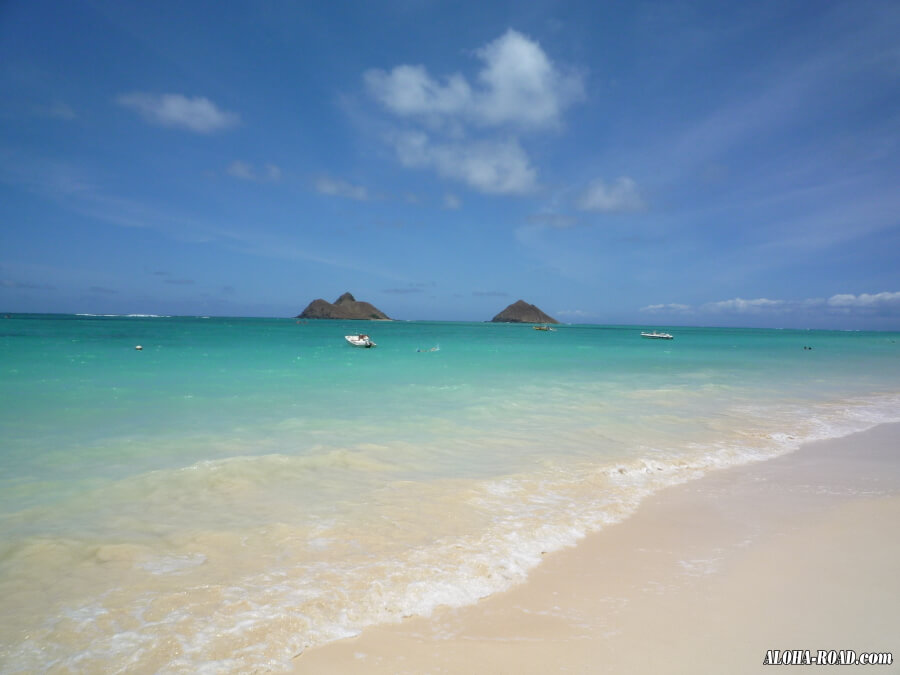 「天国の海」と呼ばれるラニカイビーチ。前方の無人島は、モクルア・アイランド。