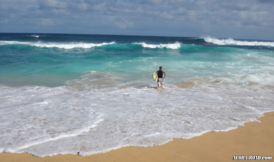 ハワイの海、引きが強いのでご注意を！